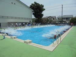 水しぶきが高く上がる様子