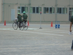 自転車で並走する様子