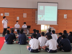 薬剤師の高橋先生が話してくださっている写真