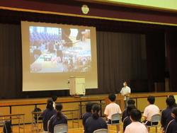 幕張総合高校の教頭先生が話している写真