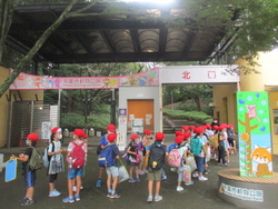 千葉市動物公園の入口に到着した1年生