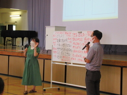 プラスに作用する心の声と、マイナスに作用する心の声を子どもたちが考え、ホワイトボードに書き込みました。