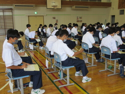 自分の強み、弱みをワークシートに書き込んでいる写真