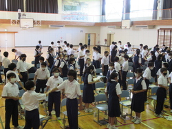 2人1組でポジティブに考えた場合とネガティブに考えた場合の違いを体験している写真