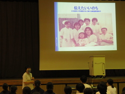 川口先生が看護師をされていた頃の写真をもとに、いのちの大切さを話している写真