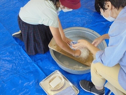 洗濯の仕方を教えていただく様子