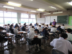 1年生が中間テストに取り組んでいる写真