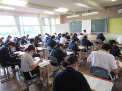 3年生が真剣に中間テストに取り組んでいる写真