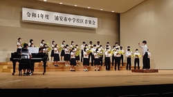 堀江中学校のクラス合唱の様子