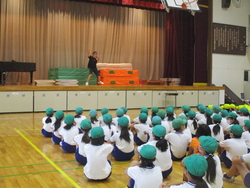 体育館に3・4年生が集合して浦安舞を教わります
