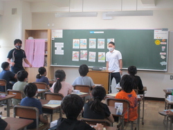 2名の明海大学生が外国語学習ボランティアとして来校。