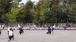 応援合戦の児童の様子