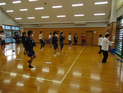 太極拳の体験をしている写真