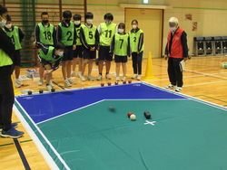 ボッチャの体験を行っている写真