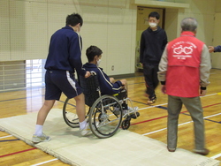 車いす体験を行っている写真