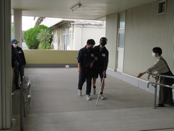 ガイドヘルプ体験を行っている写真