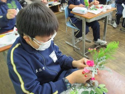 フラワーアレンジメントを作成している写真
