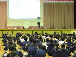 手話体験をしている写真