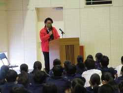 社会福祉協議会の方が説明している写真