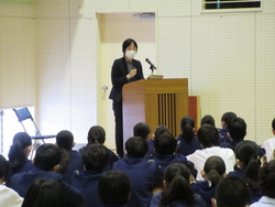 担当の職員がはまかぜ祭について説明している写真