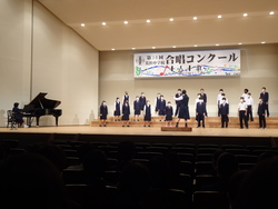 1年B組の合唱の写真