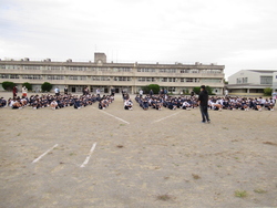 校庭で、学校全体で振り返りをしている写真