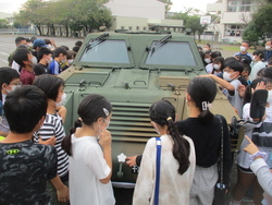 最後は校庭にて自衛隊の専用車両を見学しました。