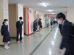 生活委員が登校してきた生徒にあいさつをしている写真