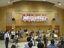 音楽部が公民館で演奏発表しました。