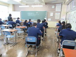 生徒たちが調査を受けている写真