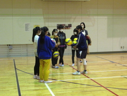 女子バレー部について、代表生徒が説明している写真