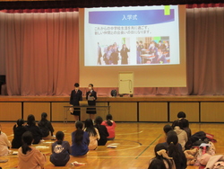生徒会本部役員が学校行事について説明している写真