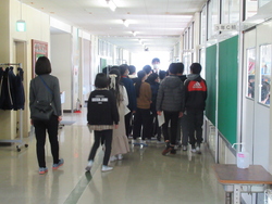 授業について、中学校の教員が説明している写真