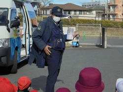 質問に答える警察官の様子