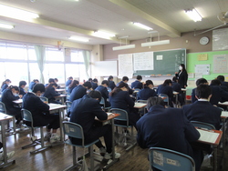 1年生が期末テストを受けている写真