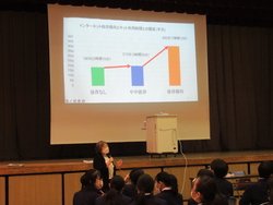 佐久間先生がお話ししている写真
