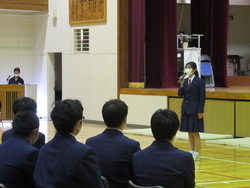 閉会式で生徒会長が話している写真