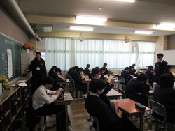視力検査を行っている写真