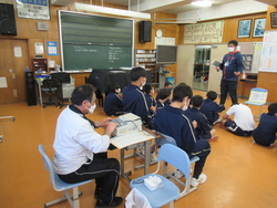 聴力検査を行っている写真