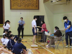 体重の測定を行っている写真