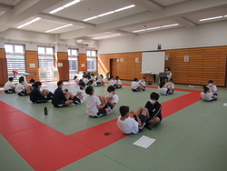 上体起こしを行っている写真