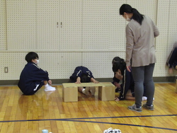 長座体前屈の測定をしている写真