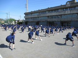 準備体操をしている写真