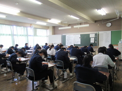 国語の全国学力調査を実施している写真