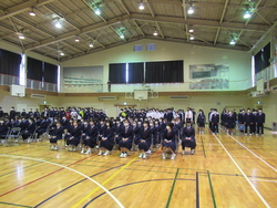 在校生が校歌を歌っている写真