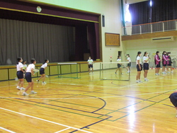 女子ソフトテニス部の発表の写真です。