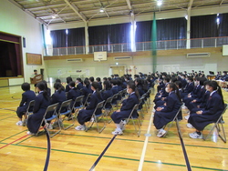 生徒会本部役員の紹介をしている写真