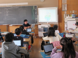 四月二五日