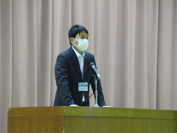 校長が話をしている写真