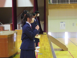 各専門委員会の委員長が決意表明をしている写真